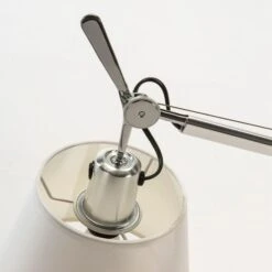 Lampe De Table Blanc Et Métal Chromé Aviar -Philips Boutique lampe de table blanc et metal chrome 575071