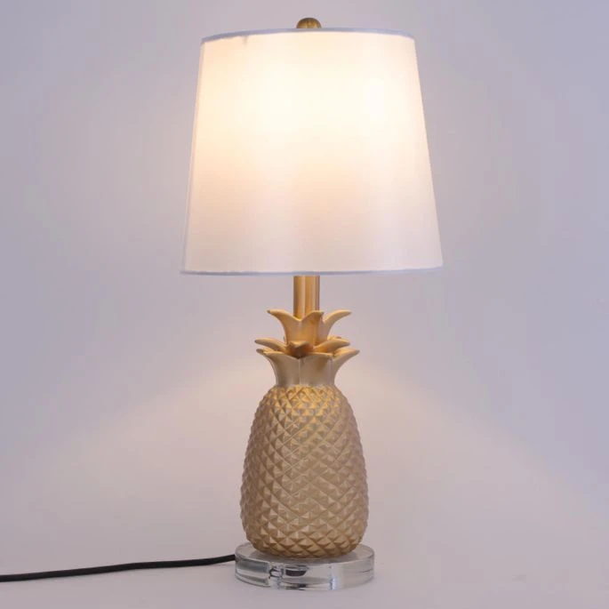 Lampe De Table Tissu Blanc Et Pied Ananas Doré Danas 4 Lampe De Table Tissu Blanc Et Pied Ananas Doré Danas – Image 2