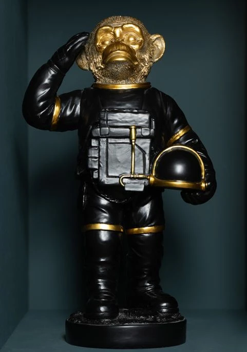 Singe Astronaute Noir Et Doré Astrid L 21 Cm 5 Singe Astronaute Noir Et Doré Astrid L 21 Cm – Image 3